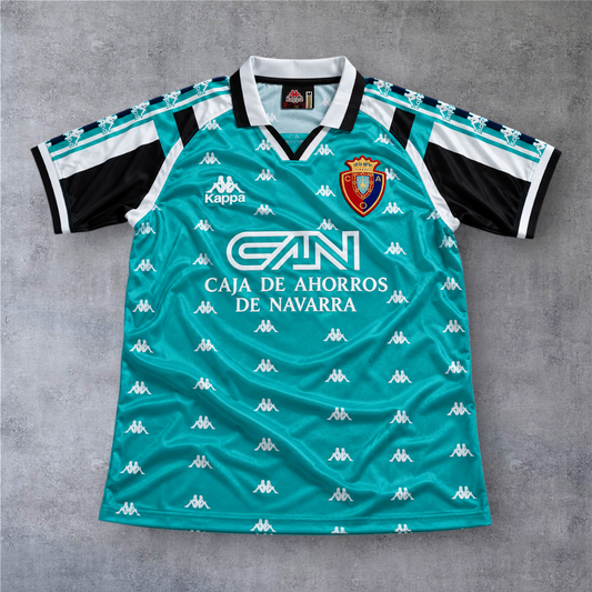 Camisola de futebol A minha loja Osasuna 1996/97 fora, turquesa com detalhes pretos e logótipo Kappa clássico.