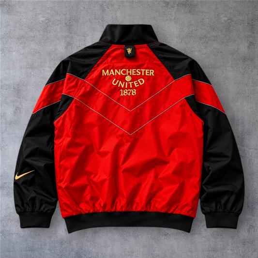 Casaco vintage Manchester United 2006/07 da A minha loja, vermelho e preto com fecho e detalhes bordados nas costas.