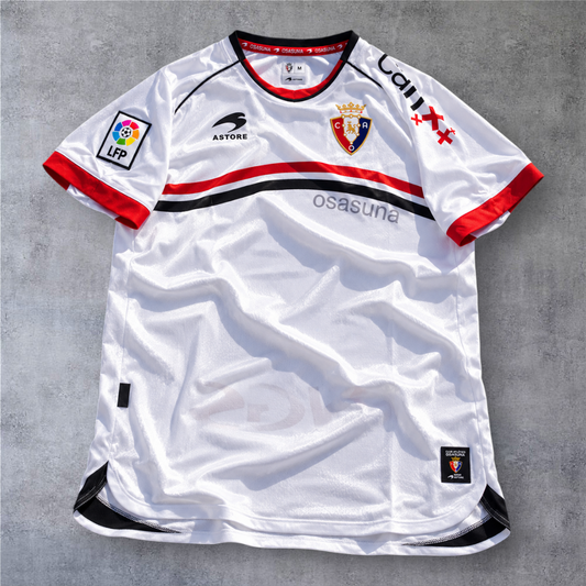 Camisola de futebol A minha loja Osasuna 2010/11 fora, branca com detalhes a vermelho e preto, Walter Pandiani 11.
