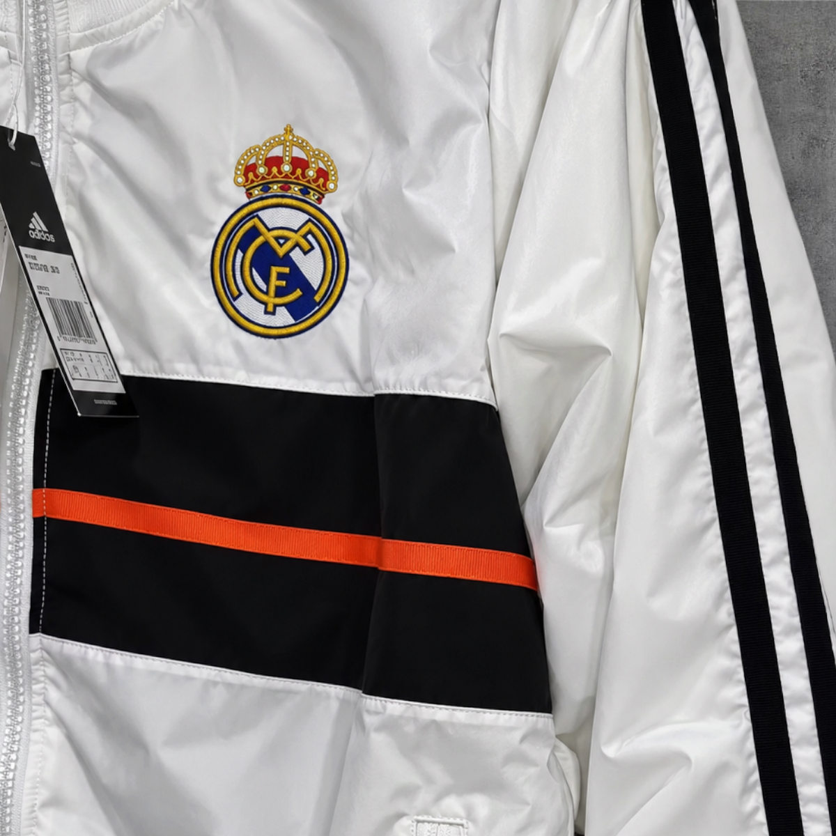 Casaco vintage Real Madrid 2013/14 branco com fecho completo e detalhes em preto e laranja da A minha loja