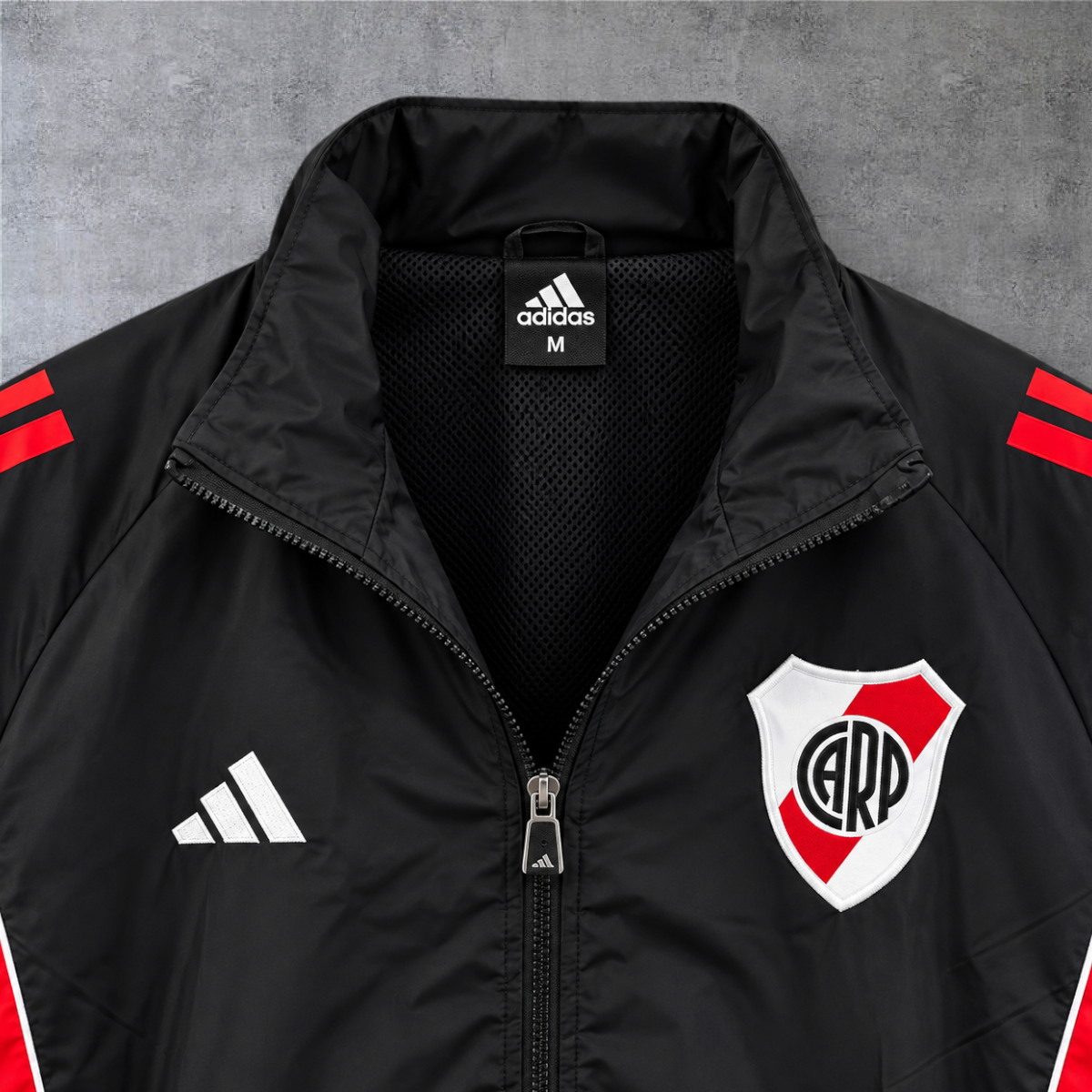 Casaco vintage preto River Plate da A minha loja com fecho completo, logótipo adidas e emblema do clube no peito.