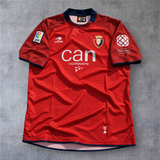 Camisola de futebol A minha loja Osasuna 2004/05 vermelha com detalhes em azul marinho e logótipo da La Liga