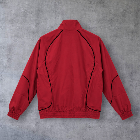 Casaco vintage do Arsenal da A minha loja, vermelho com fecho completo e detalhes em preto, vista traseira.