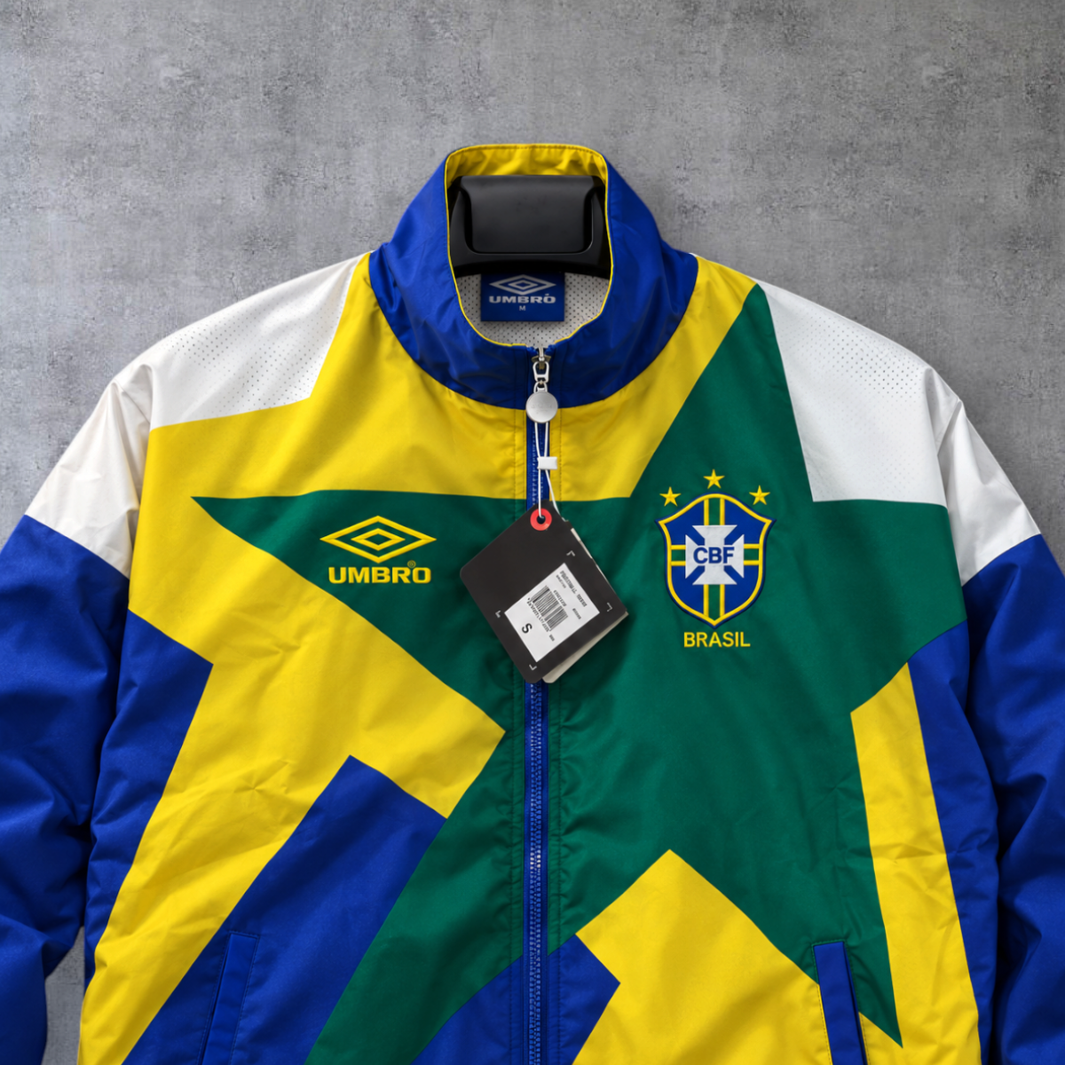 Casaco vintage A minha loja do Brasil de 1994 com fecho, emblema da CBF e padrão geométrico em amarelo, verde e azul