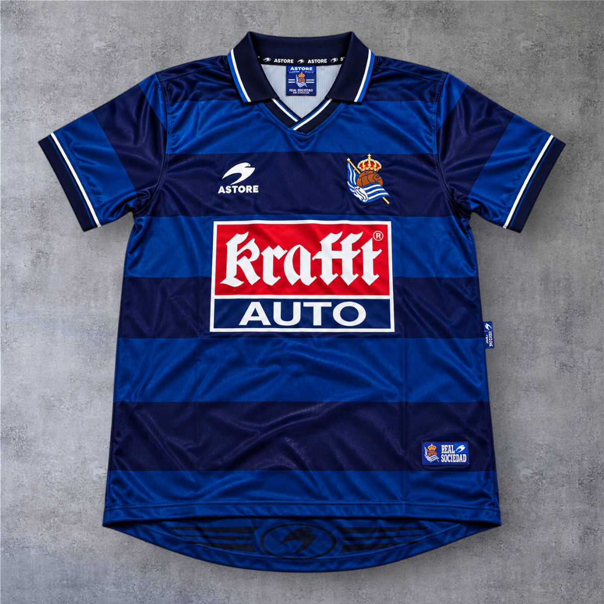 Camisola de futebol A minha loja Real Sociedad 1998/99 fora, azul com riscas horizontais e patrocinador Kraft Auto.