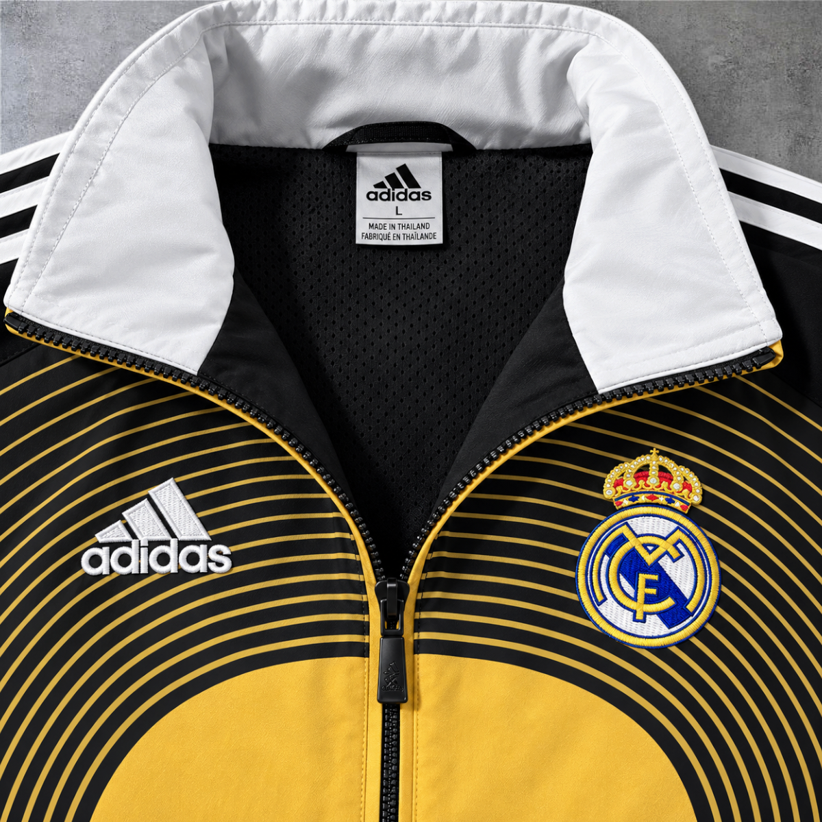Casaco vintage Real Madrid 2006 Gold Edition da A minha loja com fecho completo, detalhes em preto e dourado.