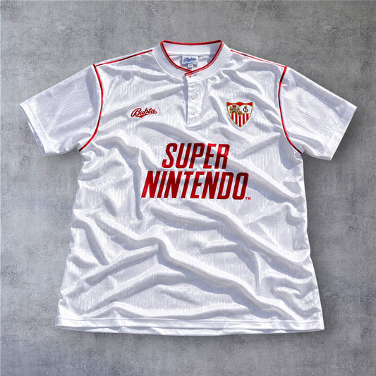 Camisola de futebol A minha loja Sevilla 1991/92 branca com detalhes vermelhos e patrocinador Super Nintendo