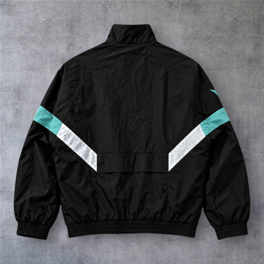 Casaco vintage A minha loja Newcastle dos anos 2000, preto com detalhes em turquesa e branco, fecho completo.