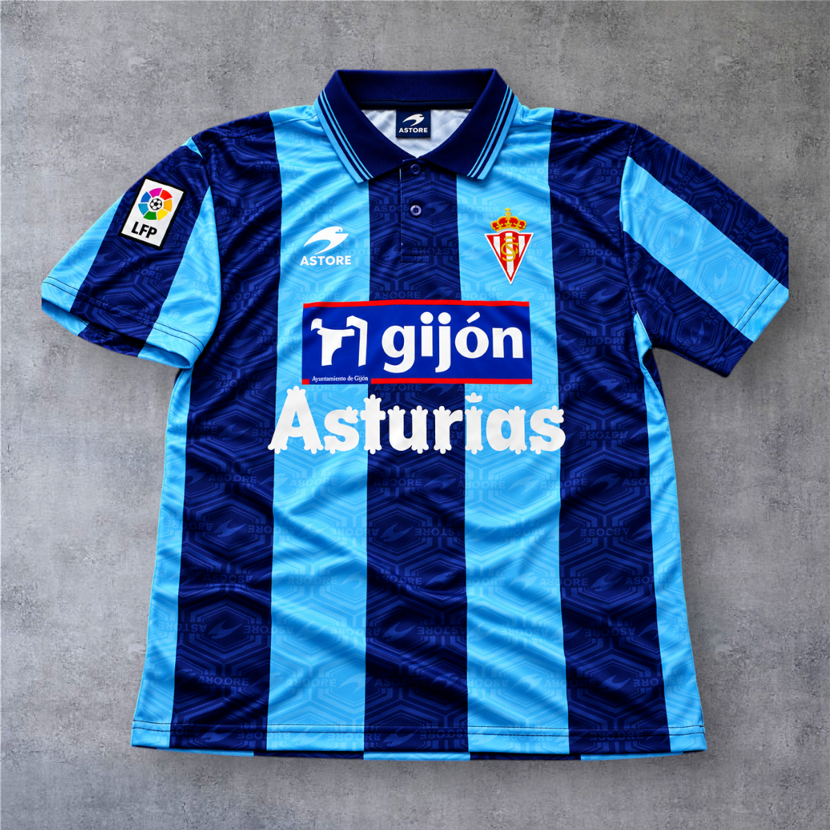 Camisola de futebol A minha loja Sporting Gijon 2002/03, listada em azul e azul-claro com gola polo e emblema.