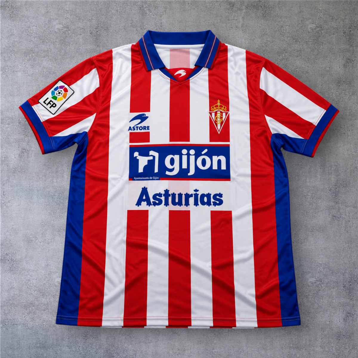 Camisola de futebol A minha loja Sporting Gijon 2002/03, listada em vermelho e branco com detalhes em azul