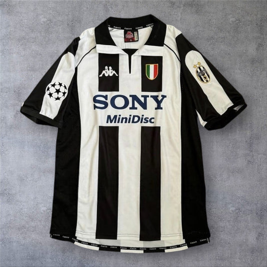 Camisola de futebol A minha loja Juventus 1997/1998 às riscas pretas e brancas com o logótipo da Sony e gola clássica