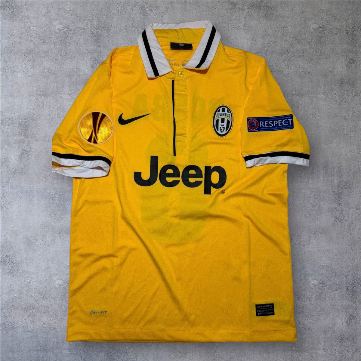 Camisola A minha loja Juventus 2013/14 amarela com gola polo, emblema do clube, logótipo Jeep e patches da Liga Europa