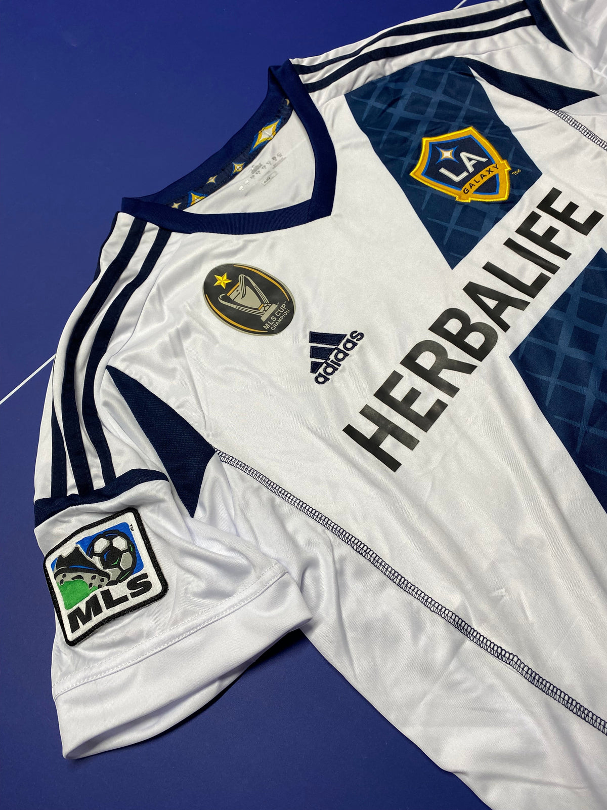 Camisola A minha loja LA Galaxy 2012 branca com detalhes em azul marinho, emblema MLS e patrocinador Herbalife