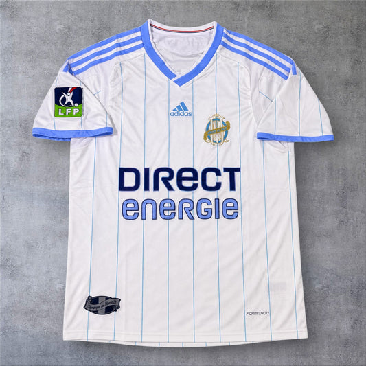 Camisola de futebol A minha loja Marseille 2009/10 branca com riscas verticais azuis e emblema do clube