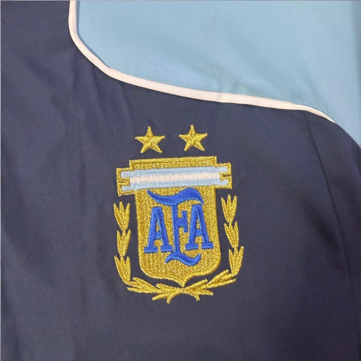 Detalhe do emblema bordado da Argentina na jaqueta vintage A minha loja azul e azul-claro com estrelas douradas
