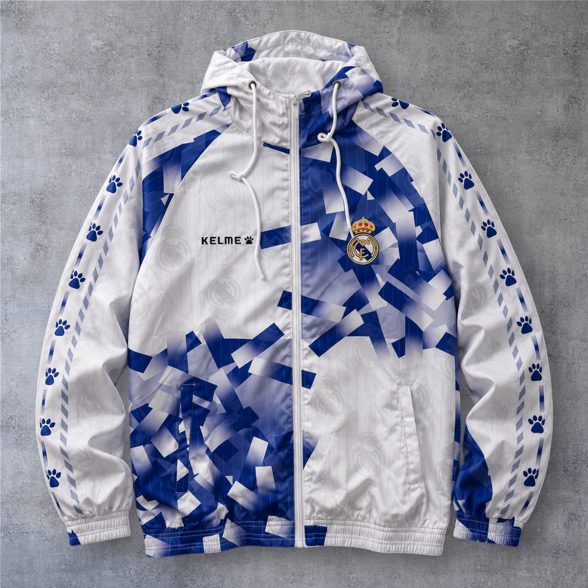 Casaco vintage A minha loja do Real Madrid 1995/96, branco e azul com fecho completo e capuz, estilo desportivo.