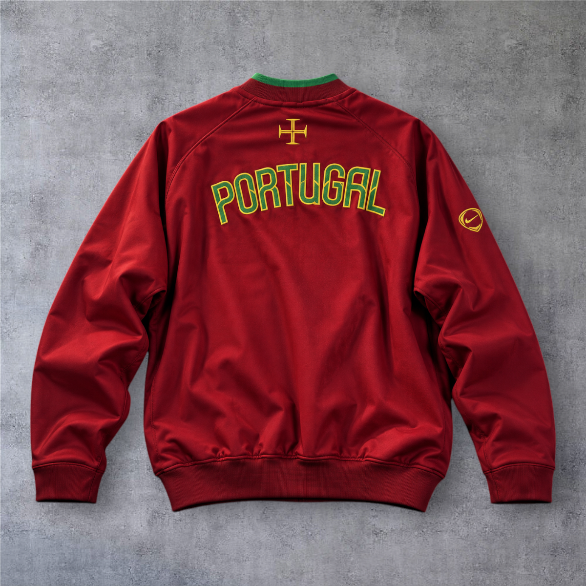 Casaco vintage de Portugal 2006 A minha loja, vermelho com detalhes em verde e amarelo e inscrição nas costas.