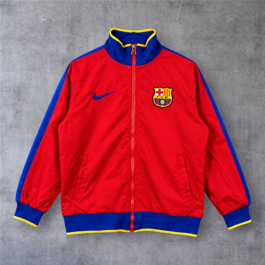 Casaco vintage A minha loja do Barcelona 2010/11, vermelho com detalhes em azul e amarelo e fecho frontal completo.