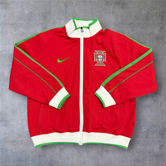 Casaco vintage de Portugal 2010/11 da A minha loja, vermelho com detalhes verdes e brancos e fecho frontal completo.