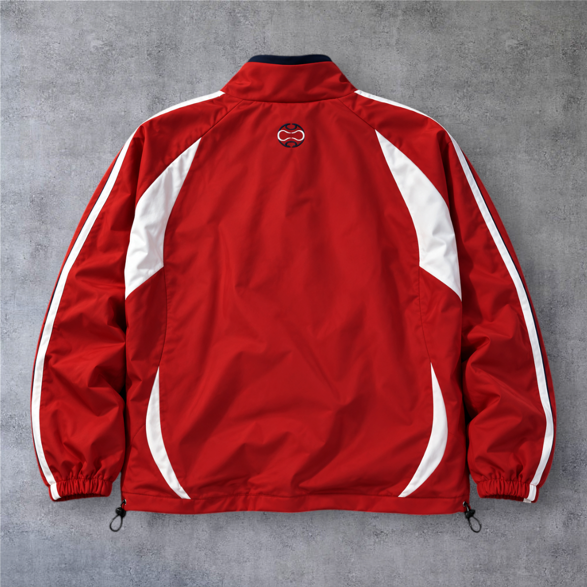 Casaco vintage vermelho da A minha loja, estilo futebol 2006 com detalhes em branco e fecho completo nas costas.