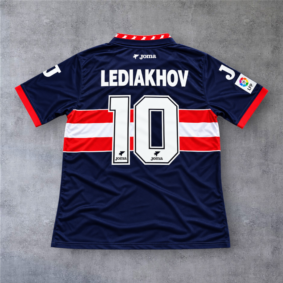 Camisola A minha loja Sporting Gijon 1996/97 Lediakhov 10, azul marinho com detalhes em vermelho e branco.