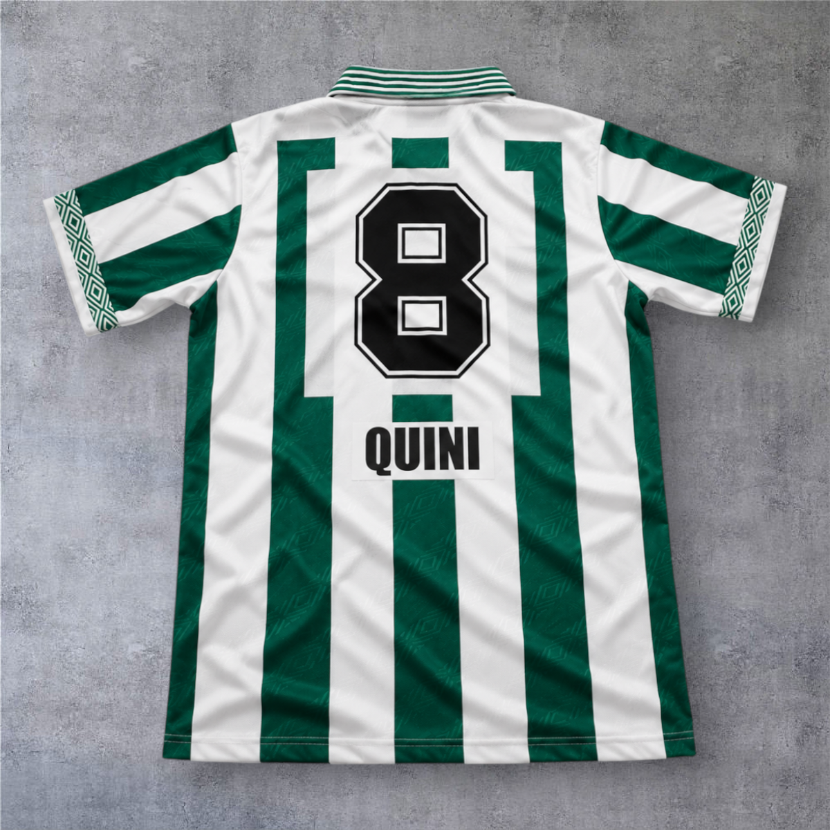 Camisola de futebol A minha loja Córdoba 1996/97, listada em verde e branco com o número 8 e o nome Quini nas costas.