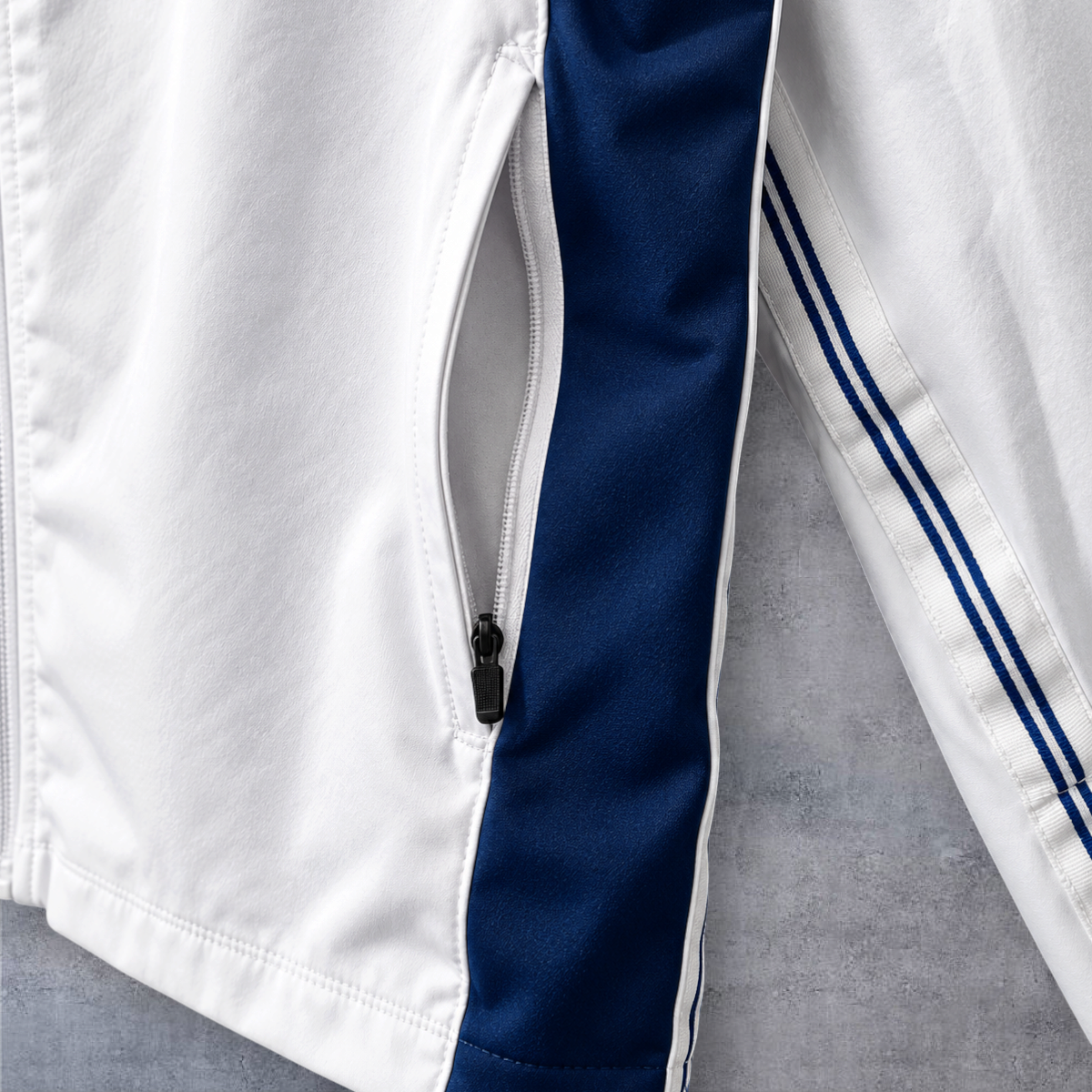 Detalhe do bolso com fecho de correr do casaco vintage do Brasil 1998 da A minha loja em branco e azul