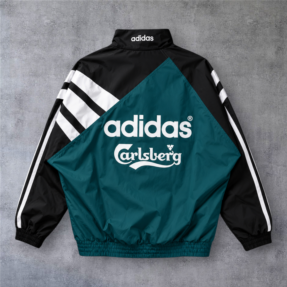 Casaco vintage Liverpool 1995/96 A minha loja, preto e verde-petróleo com logótipos Adidas e Carlsberg nas costas.