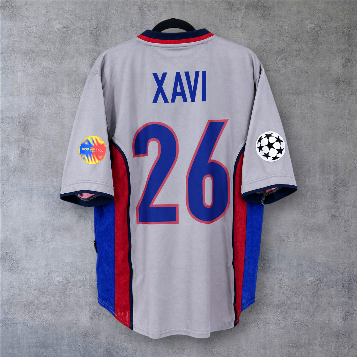 Camisola A minha loja do Barcelona 1999/00 fora, cinzenta com nome Xavi e número 26, detalhes da Champions League.