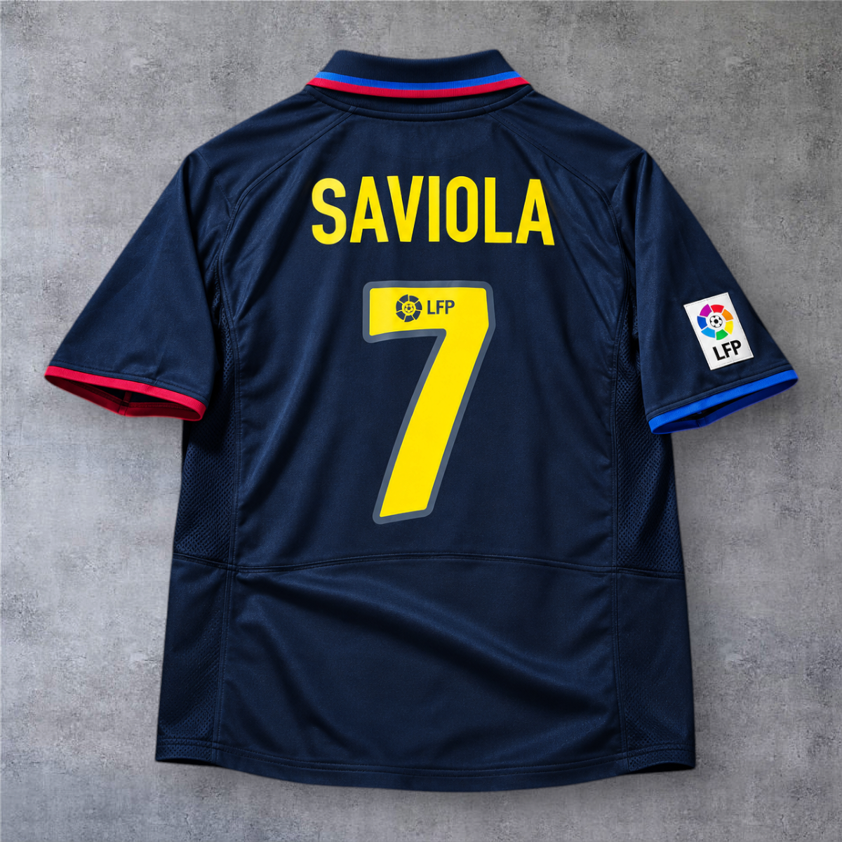 Camisola de futebol A minha loja do Barcelona 2002/03, azul-escura com nome Saviola e número 7 em amarelo.