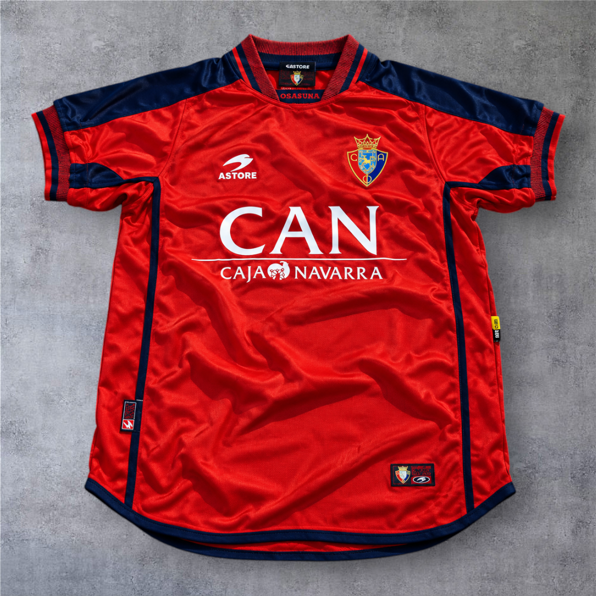 Camisola de futebol A minha loja Osasuna 2000/01, vermelha e azul, com o emblema do clube e patrocinador CAN.