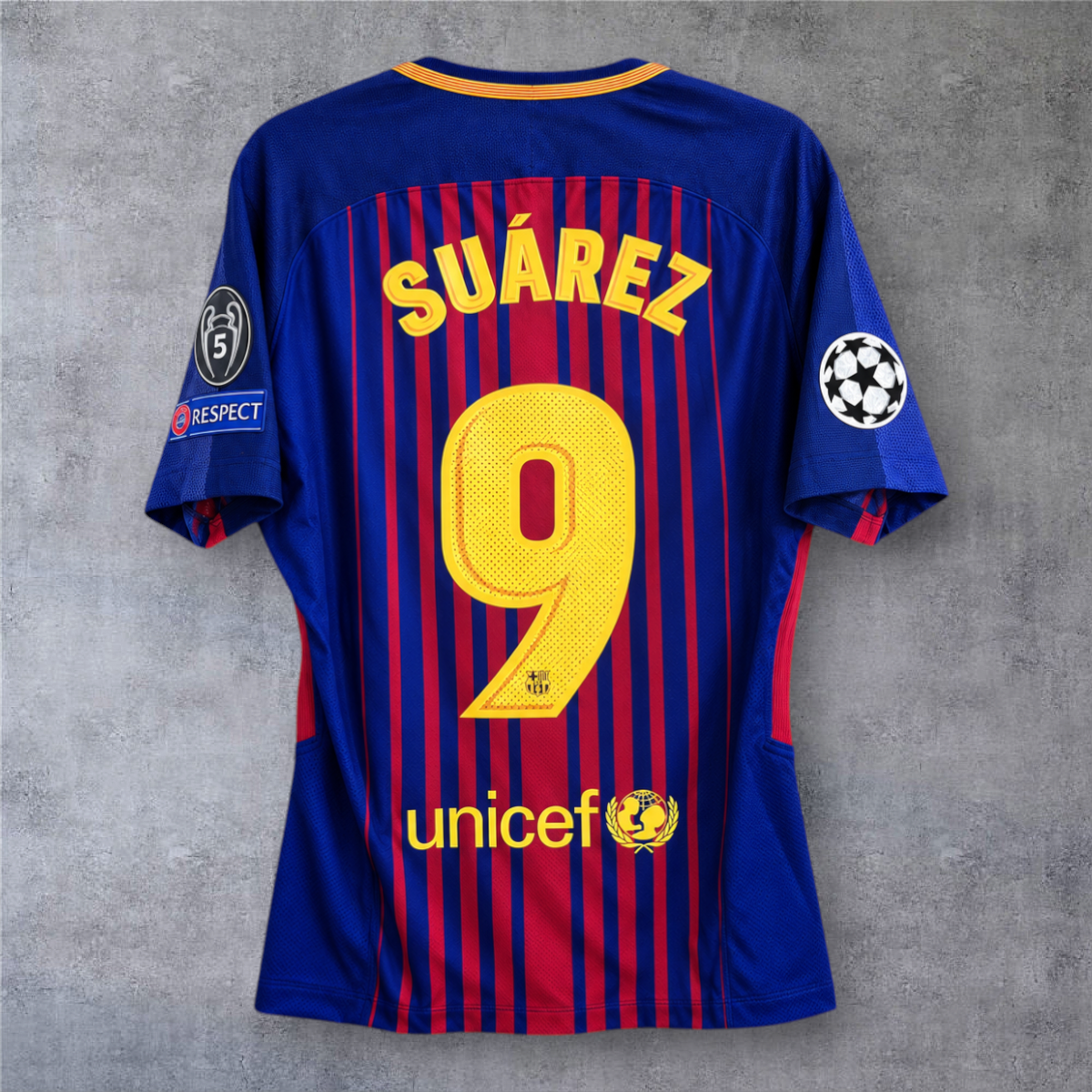 Camisola oficial A minha loja do Barcelona 2017/18, modelo casa de Suarez 9 com emblemas da Champions League