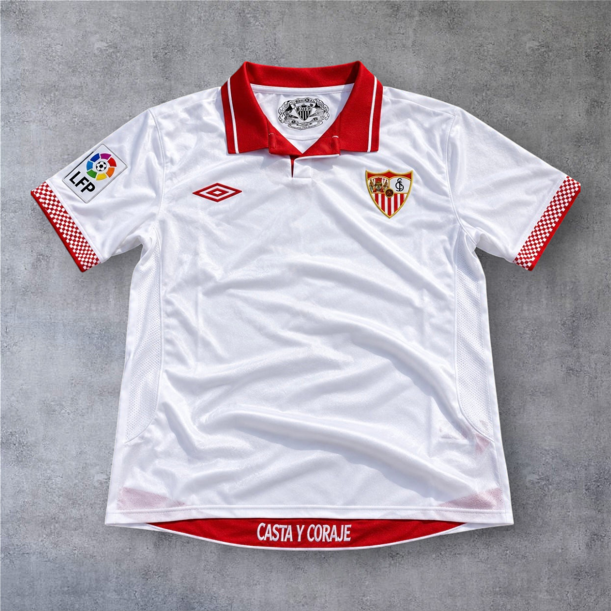 Camisola de futebol A minha loja Sevilla 2012/13 branca com gola vermelha, emblema do clube e detalhe xadrez nas mangas