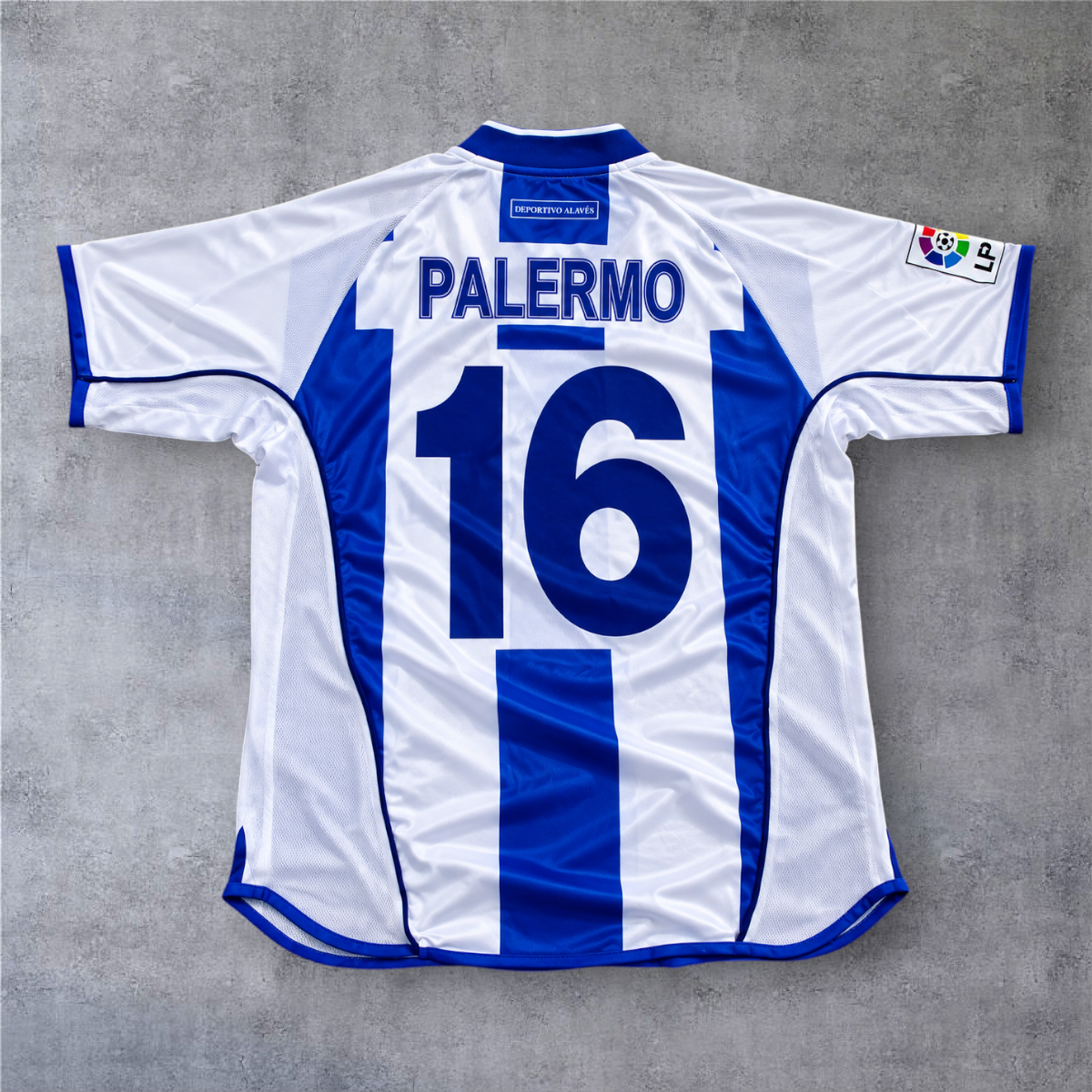 Camisola de futebol A minha loja Alavés 2003/04, branca e azul, com o nome Palermo e número 16 nas costas.