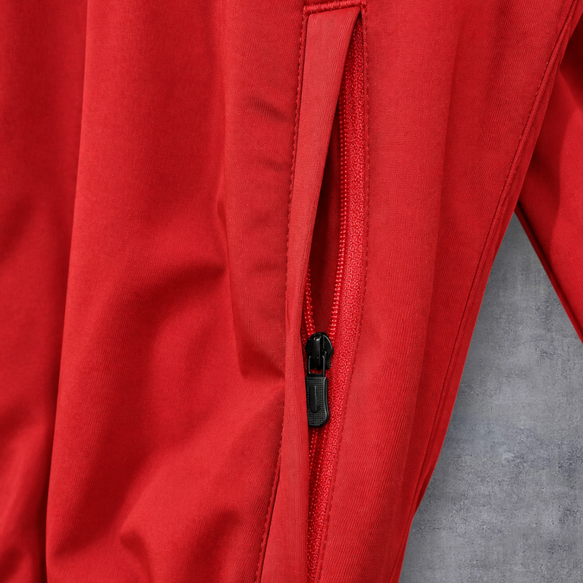 Detalhe do bolso com fecho de correr vermelho do casaco vintage Frankfurt 1999 da A minha loja