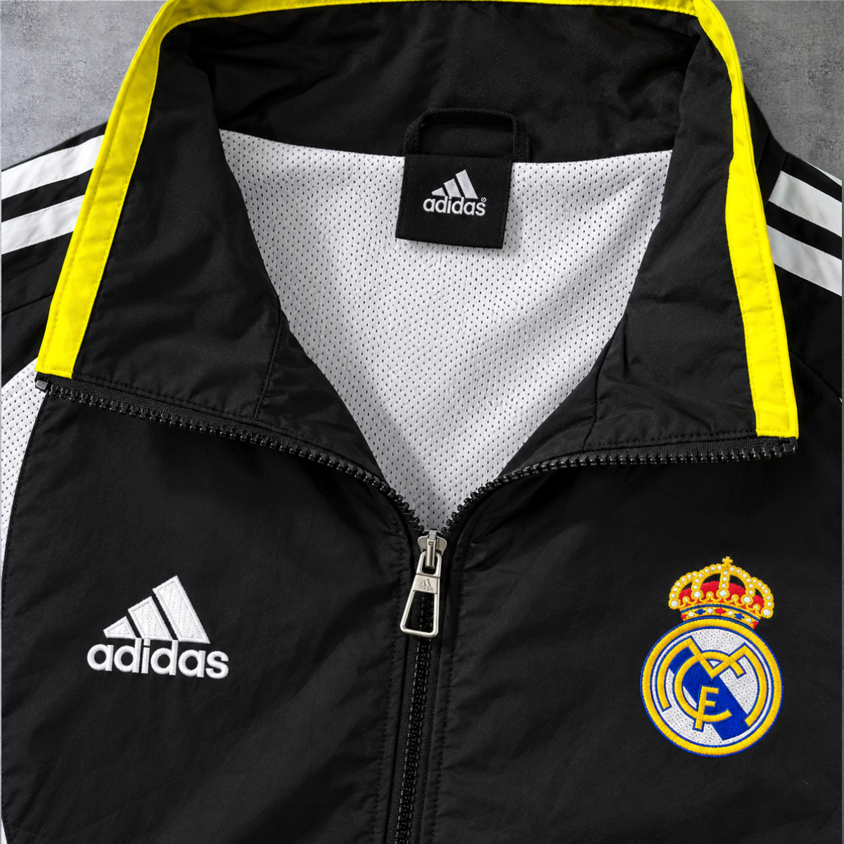 Casaco vintage Real Madrid 2006/07 preto com detalhes amarelos e logótipo adidas da A minha loja