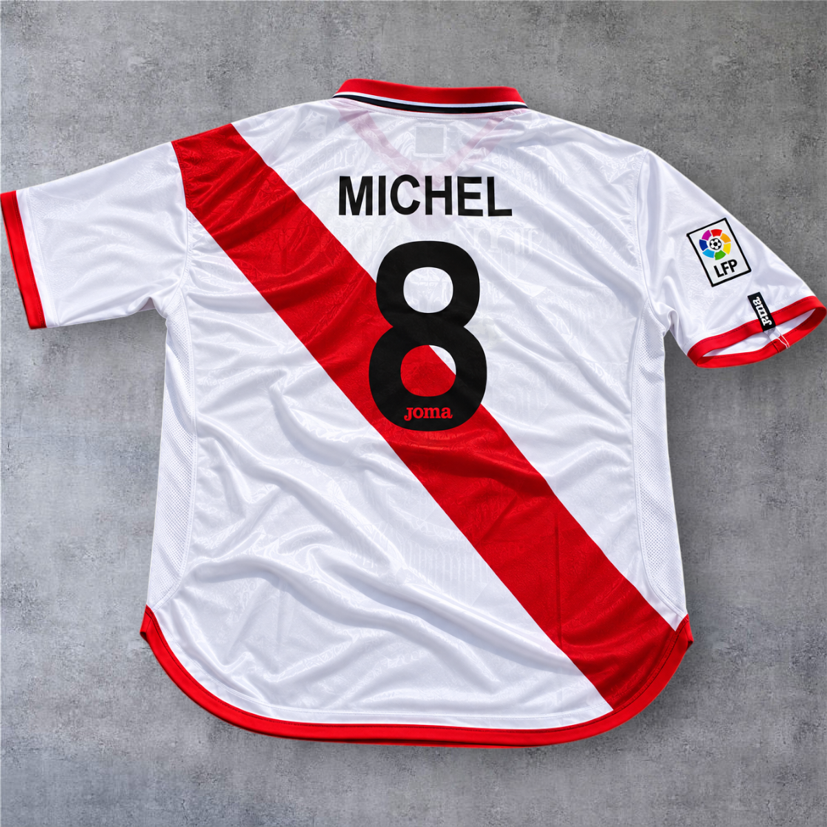 Camisola de futebol A minha loja Rayo Vallecano 2001/02 branca com faixa vermelha, nome Michel e número 8 nas costas.