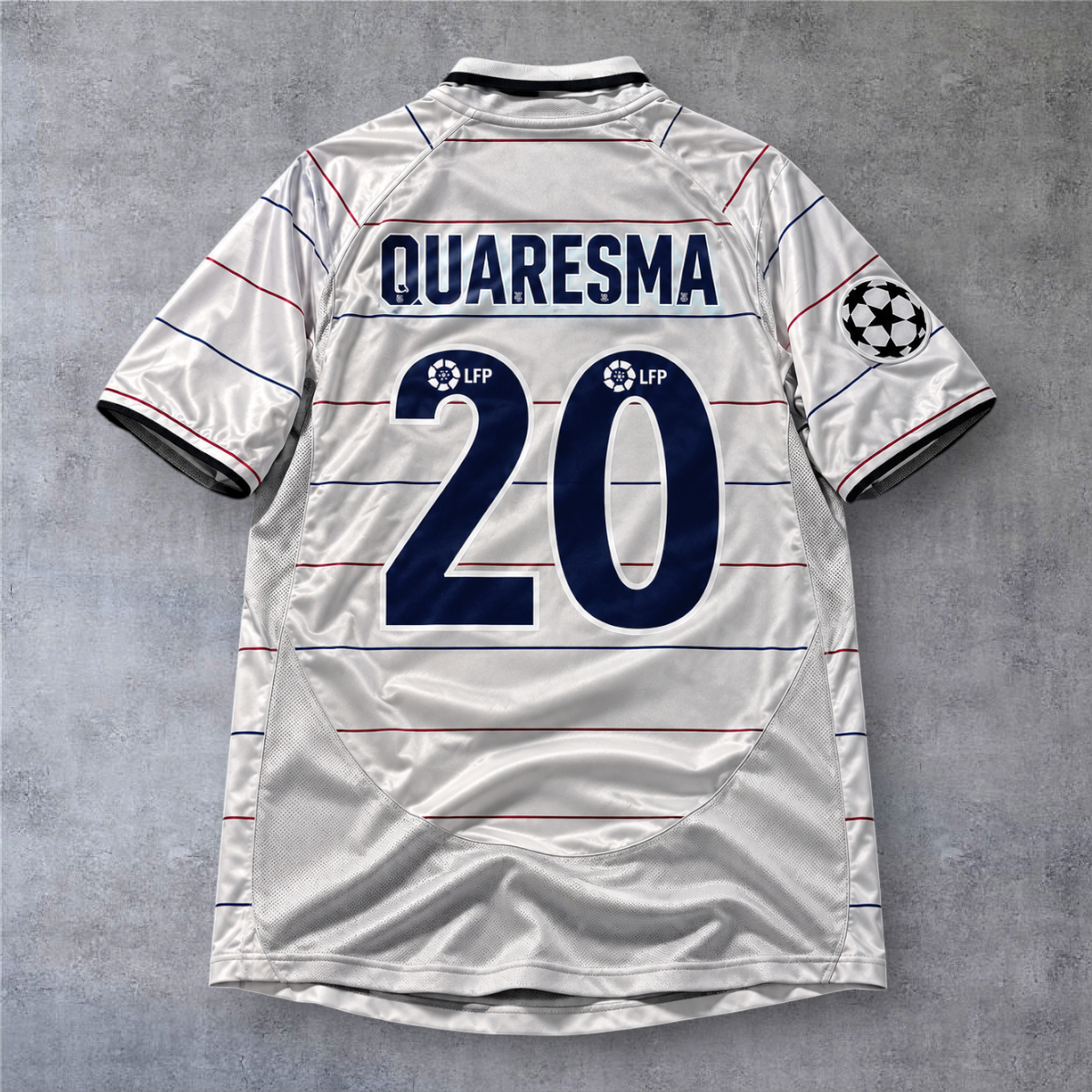 Camisola alternativa A minha loja do Barcelona 2003/04, branca com riscas, nome Quaresma e número 20 nas costas.
