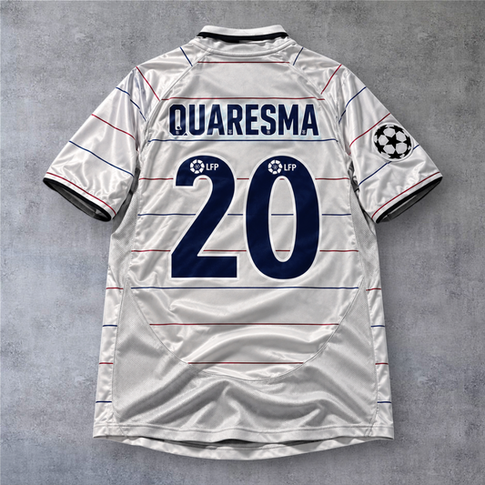 Camisola alternativa A minha loja do Barcelona 2003/04, branca com riscas, nome Quaresma e número 20 nas costas.