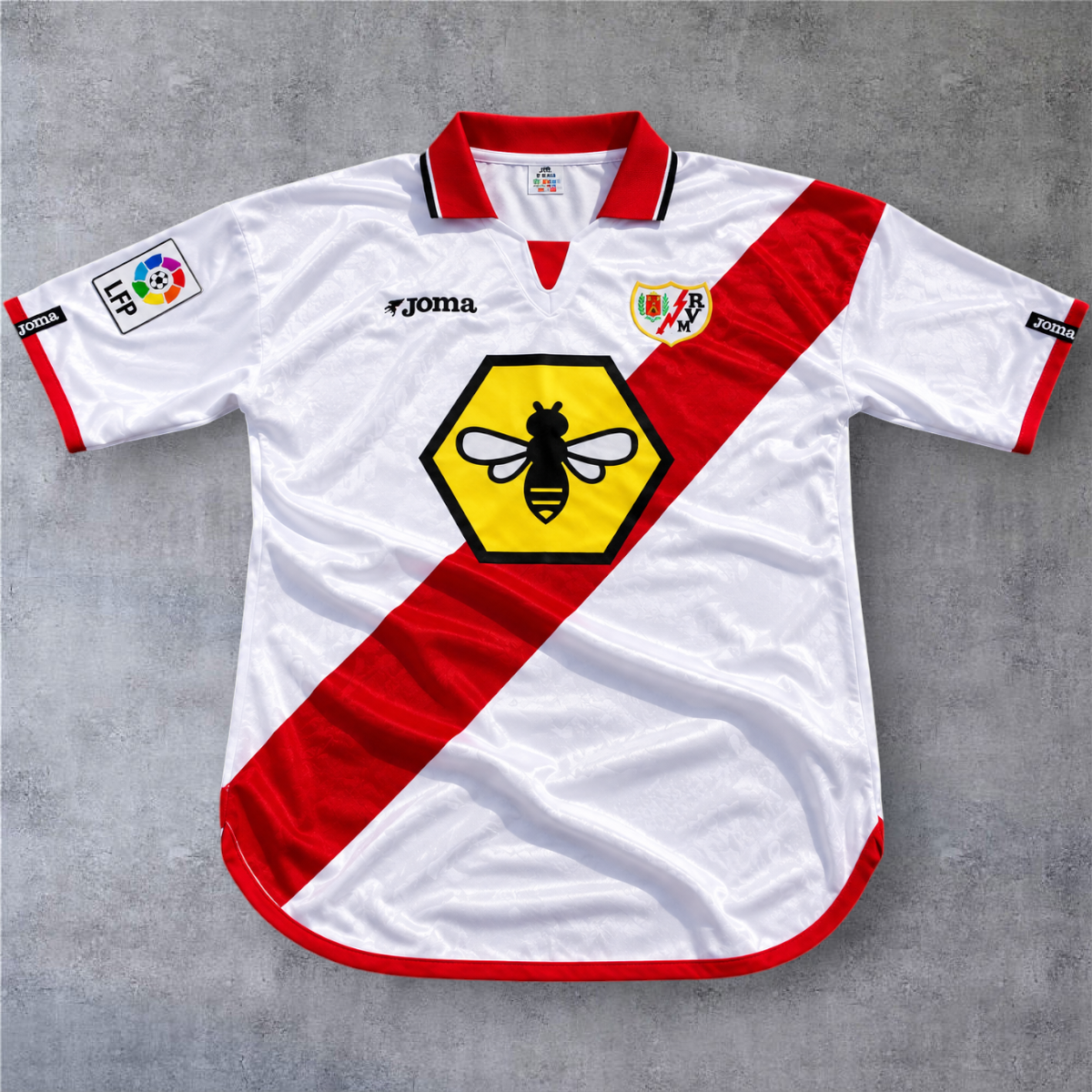 Camisola de futebol A minha loja Rayo Vallecano 2001/02 branca com faixa vermelha diagonal e emblema de abelha