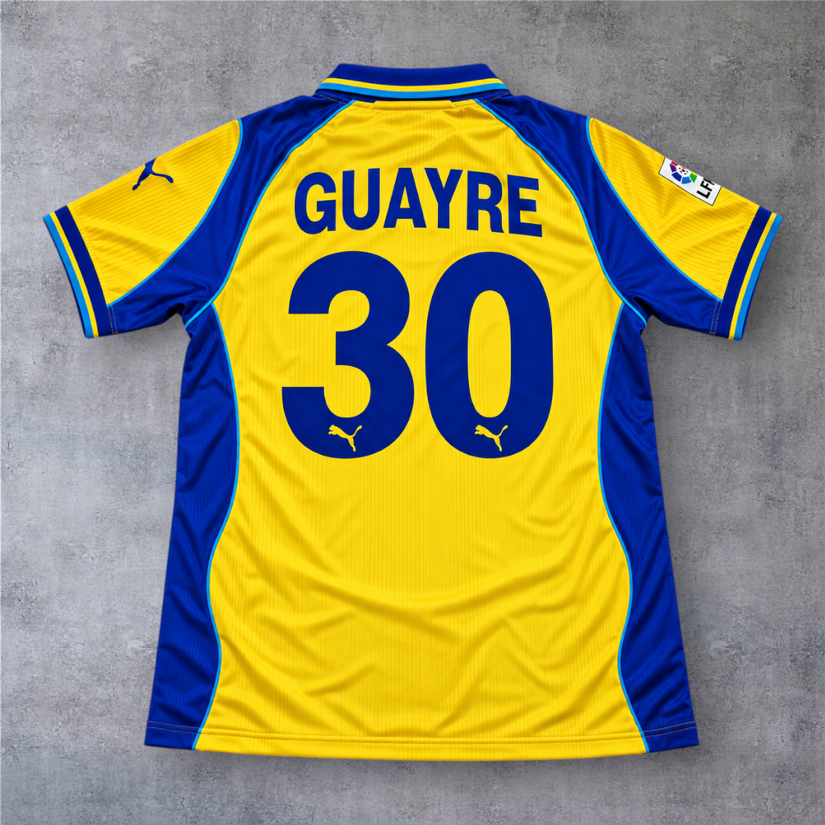 Camisola oficial A minha loja do Las Palmas 2000/01, amarela e azul, com o nome Guayre e o número 30 nas costas.