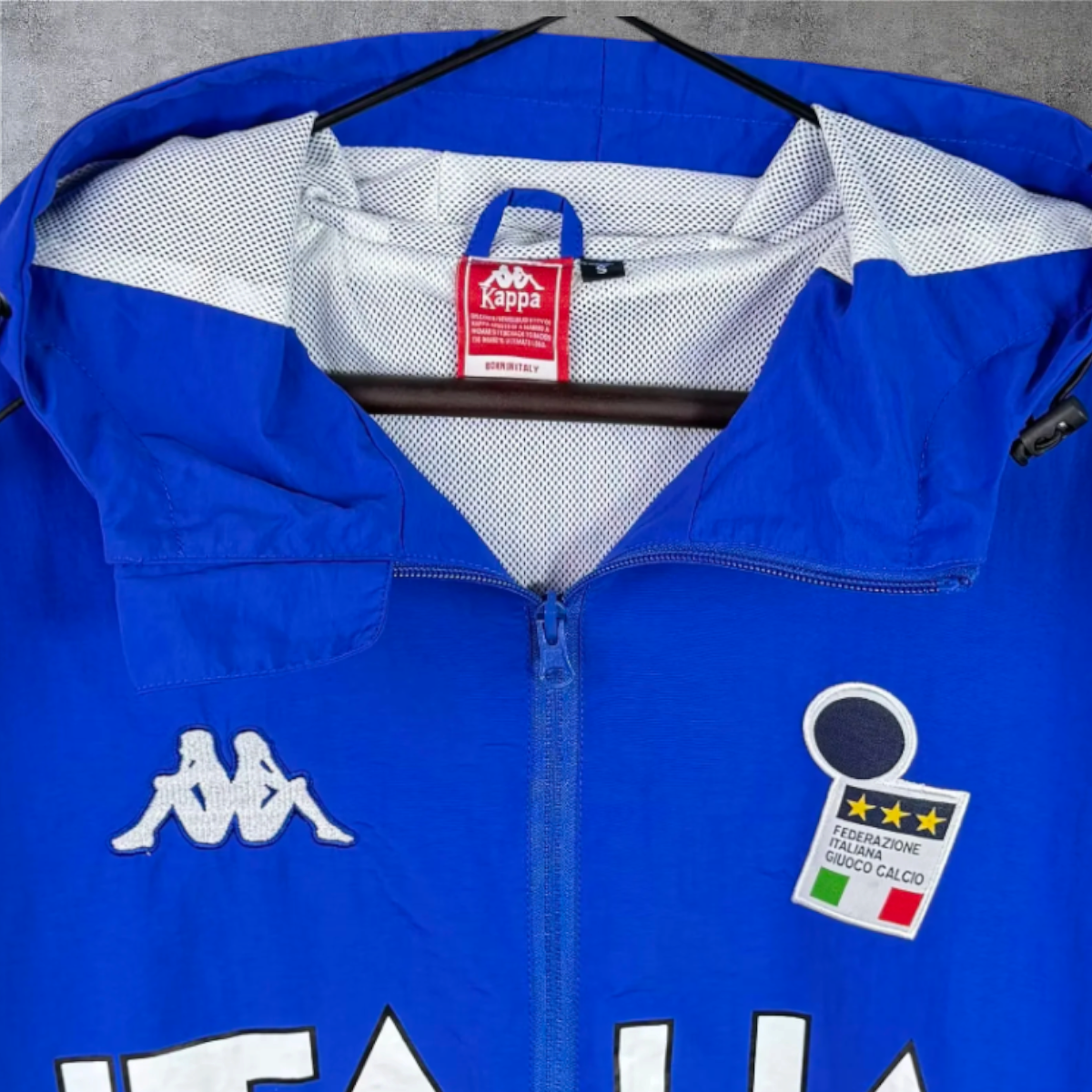 Casaco vintage A minha loja da seleção italiana de 1994, azul com fecho completo, capuz e logótipos bordados.