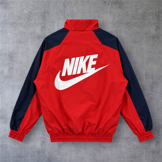 Casaco vintage Arsenal 1996/97 A minha loja, vermelho e azul marinho com fecho completo e logótipo Nike nas costas.