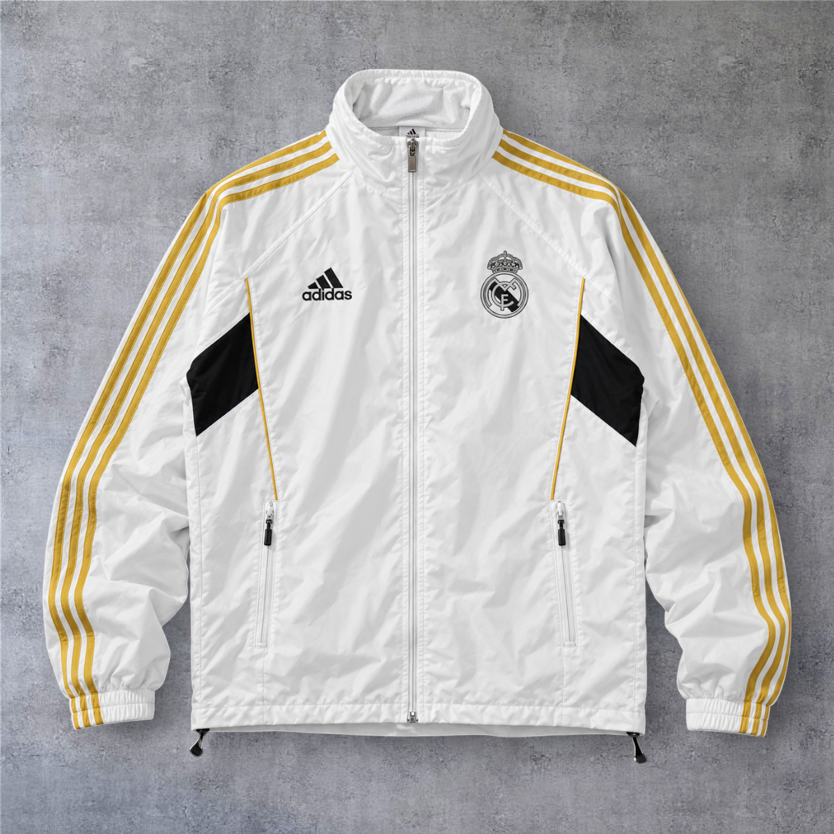 Casaco vintage A minha loja Real Madrid 2011/12 branco com detalhes dourados, fecho completo e emblema do clube.
