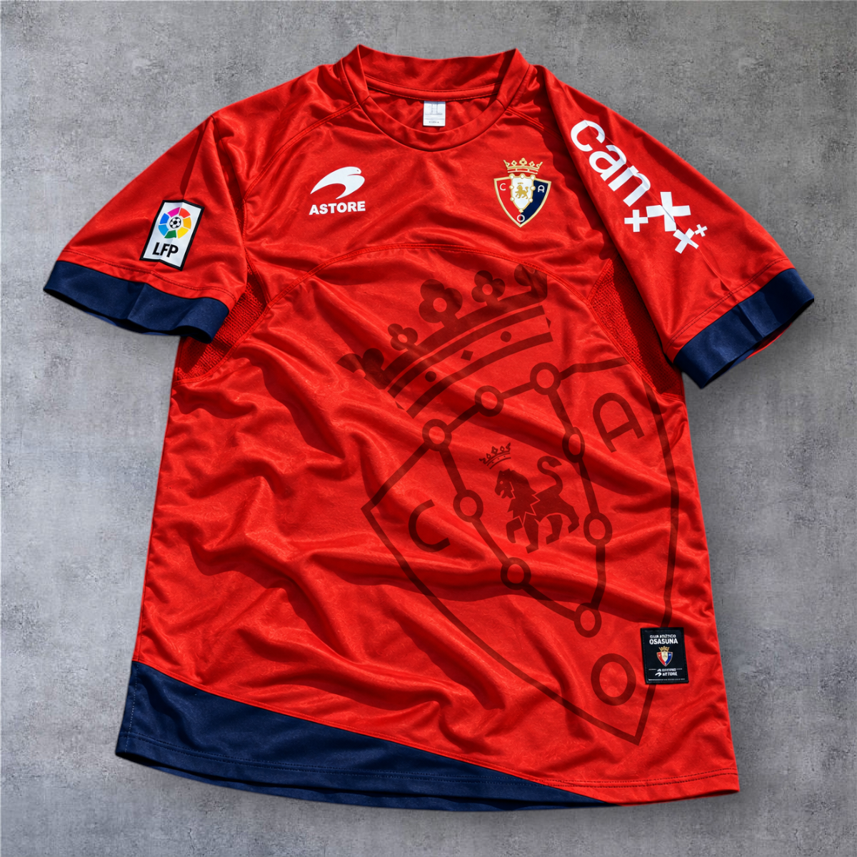 Camisola oficial A minha loja do Osasuna 2010/11, vermelha com detalhes em azul marinho e emblema do clube.