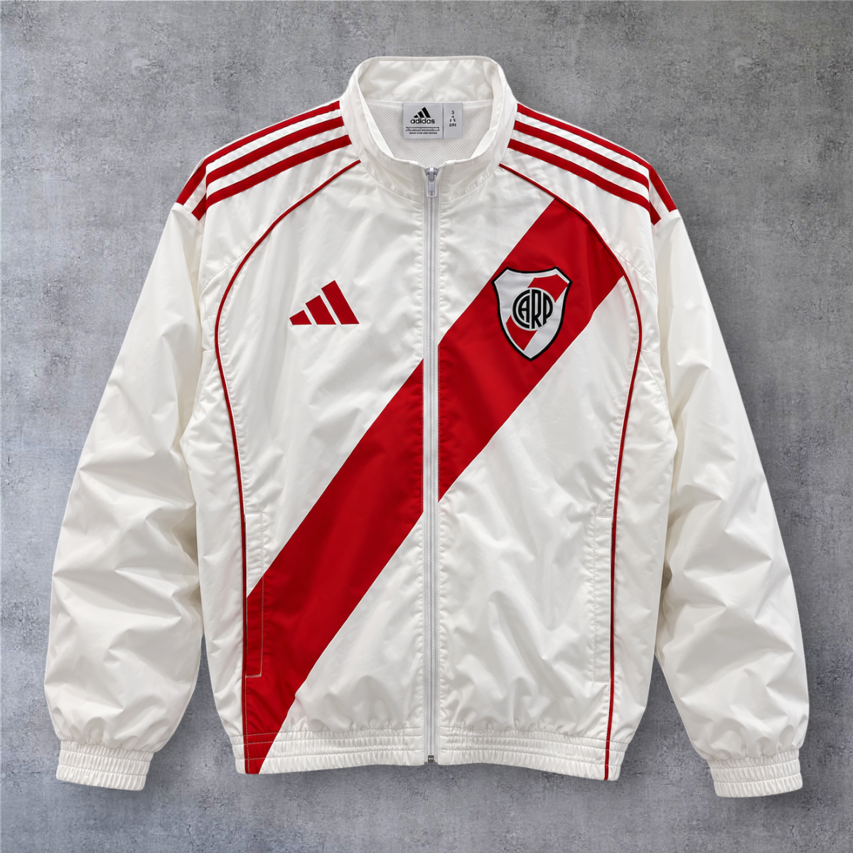Casaco vintage River Plate A minha loja branco com risca diagonal vermelha, fecho completo e emblema do clube.