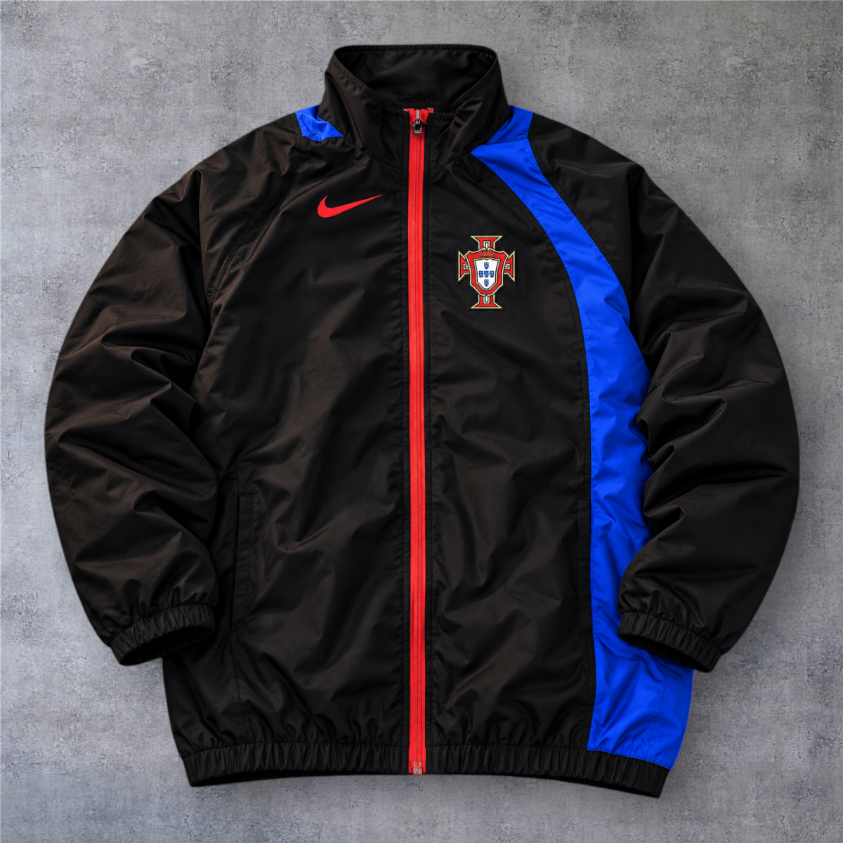 Casaco vintage de Portugal da A minha loja, preto com detalhes em azul e fecho vermelho, estilo desportivo anos 2000.