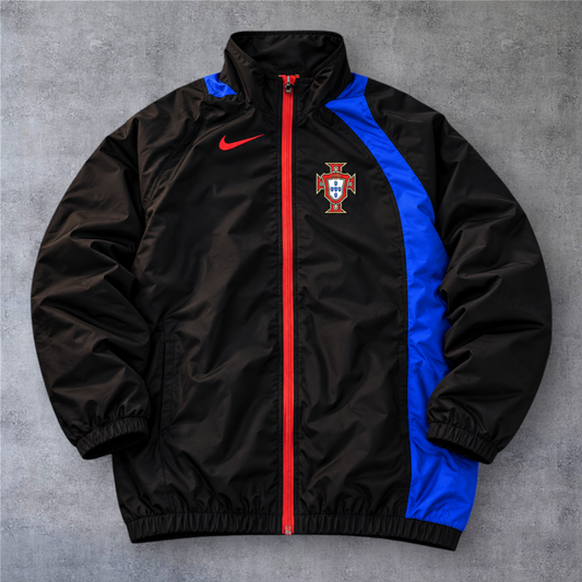 Casaco vintage de Portugal da A minha loja, preto com detalhes em azul e fecho vermelho, estilo desportivo anos 2000.