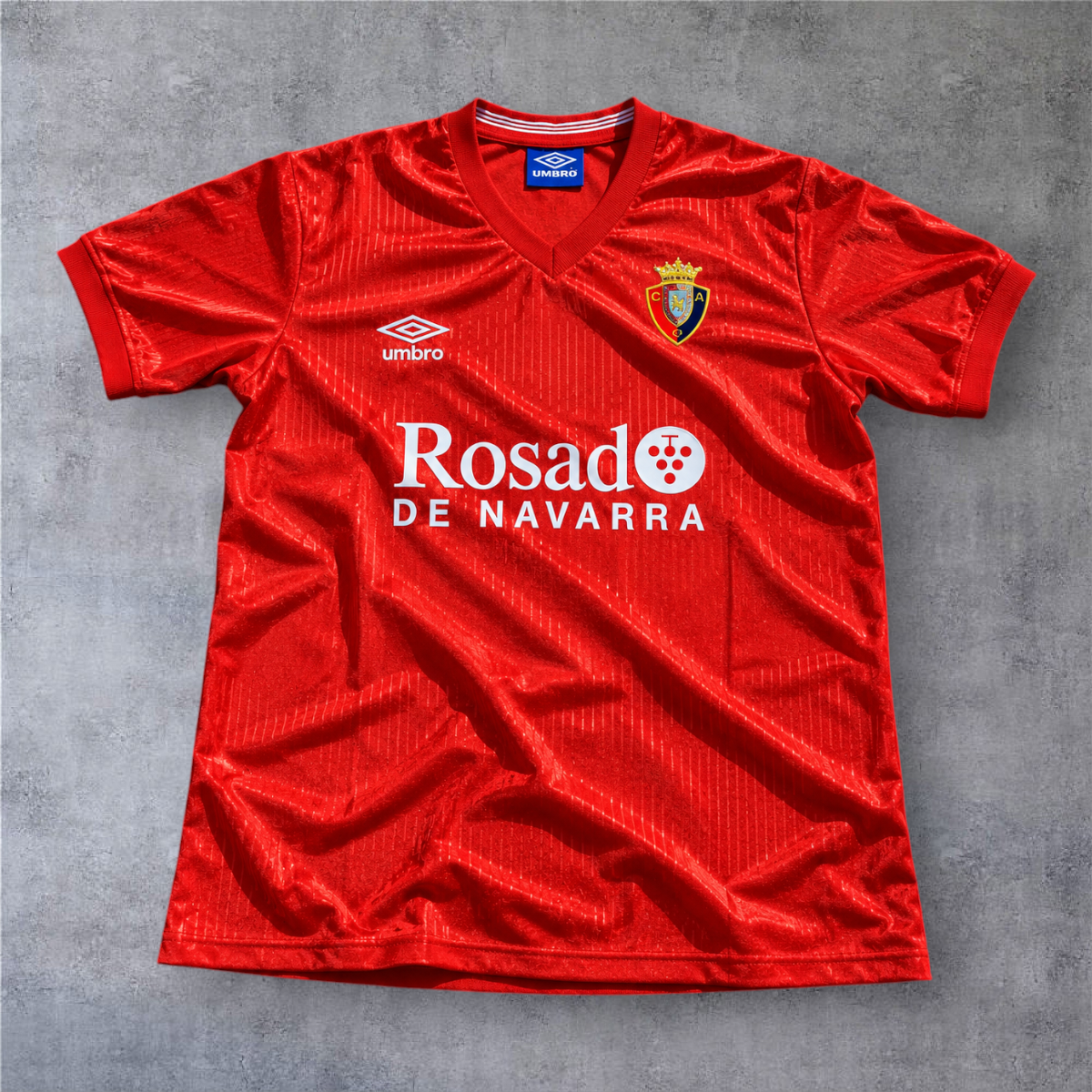 Camisola de futebol A minha loja Osasuna 1987/88 vermelha com gola em V e detalhes clássicos