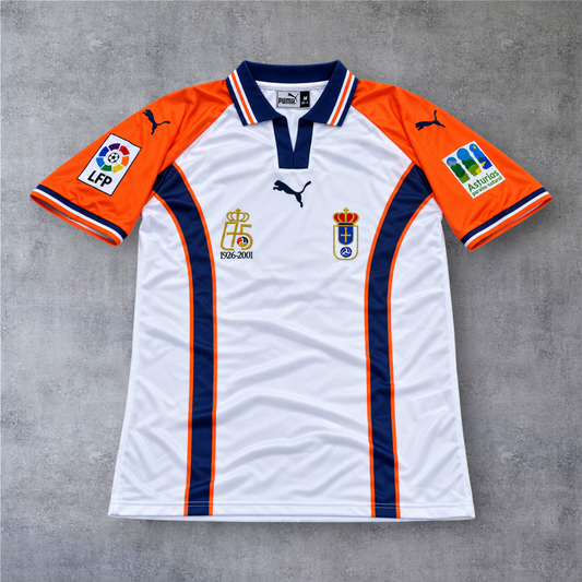 Camisola de futebol A minha loja Real Oviedo 2000/01 fora, branca com mangas laranja e detalhes em azul marinho.